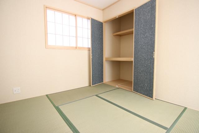 Non-living room. 4 Building Japanese-style room