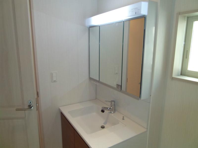 Wash basin, toilet. Indoor (12 May 2013) Shooting