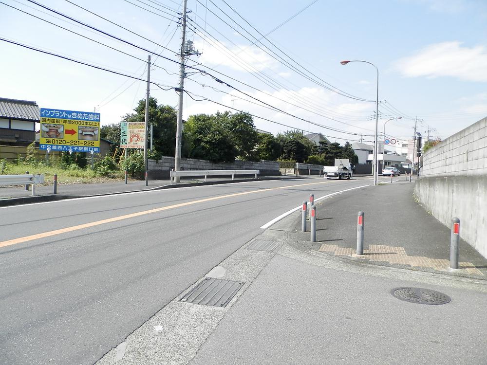 Local photos, including front road. It is a front road.