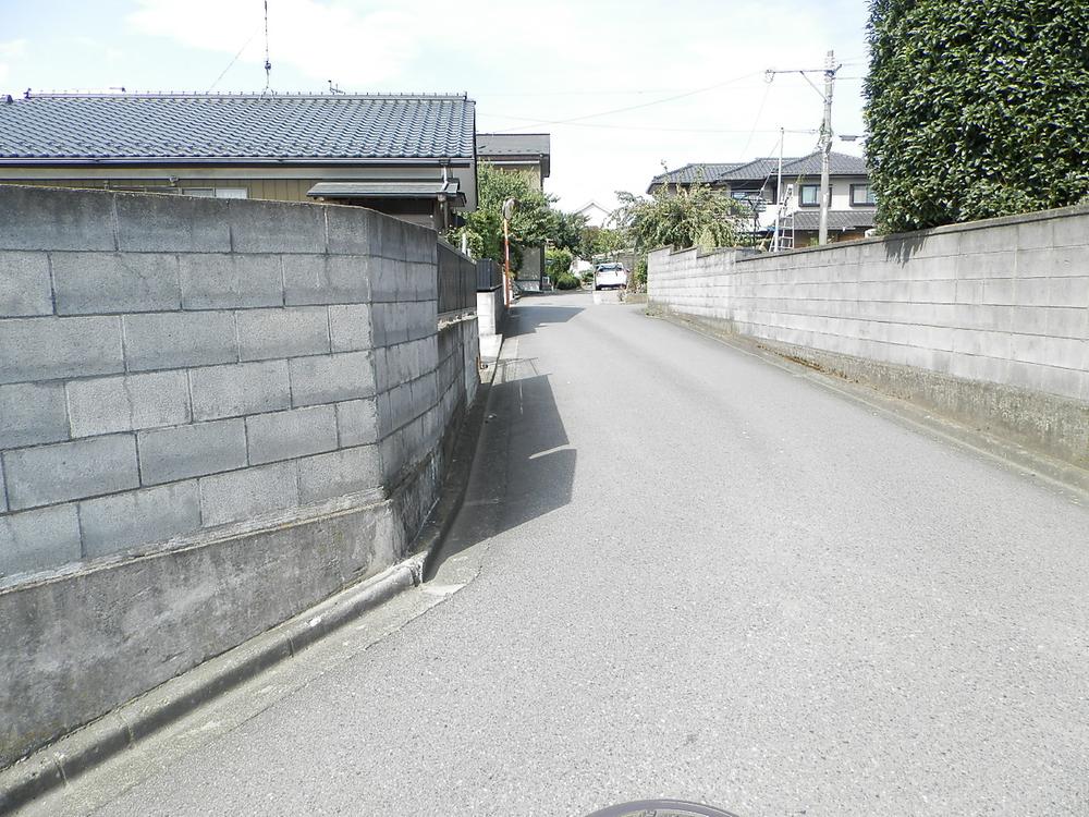 Local photos, including front road. It is a municipal road in the south.