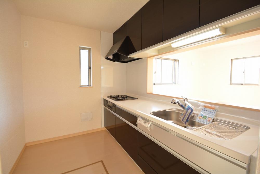 Kitchen. Face-to-face kitchen, you can enjoy a conversation with your family while cooking