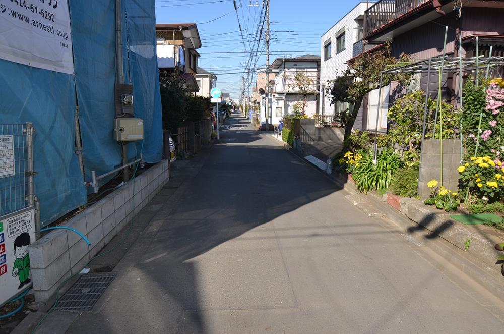 Local photos, including front road. It is one section of a quiet residential area ☆