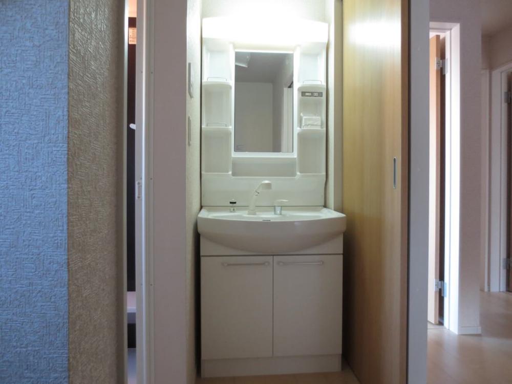 Wash basin, toilet. 5 Building