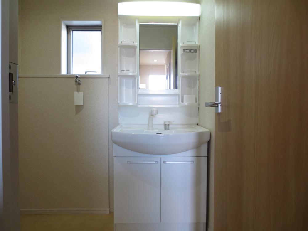 Wash basin, toilet. 1 Building Washroom