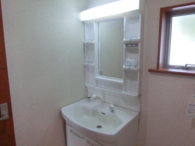 Wash basin, toilet. 1 Building