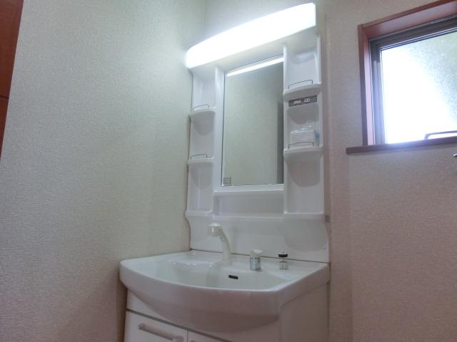 Wash basin, toilet. Building 2