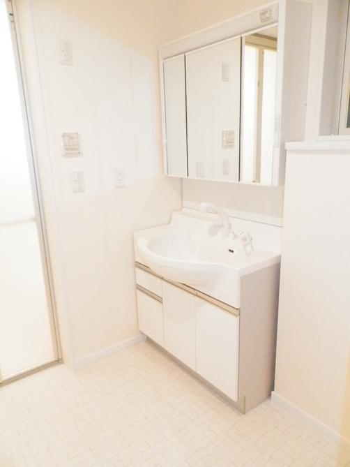 Wash basin, toilet. Wash basin