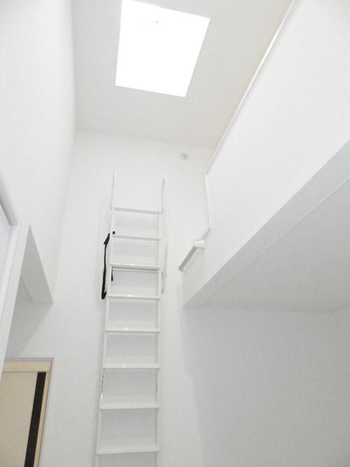 Receipt. It comes with a loft. There is also a top light.