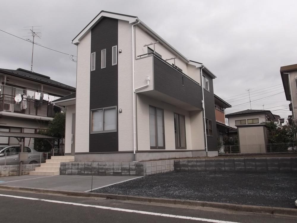 Local appearance photo. Was building completed. Suits are large site.