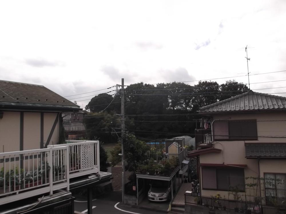 View photos from the dwelling unit. Is the view from the second floor. This seems a quiet residential area atmosphere.