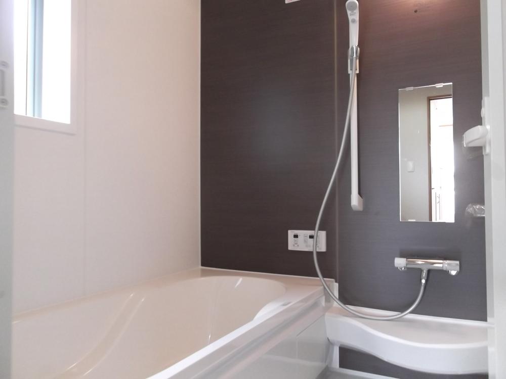 Bathroom. It is a bathroom that drifts cleanliness.