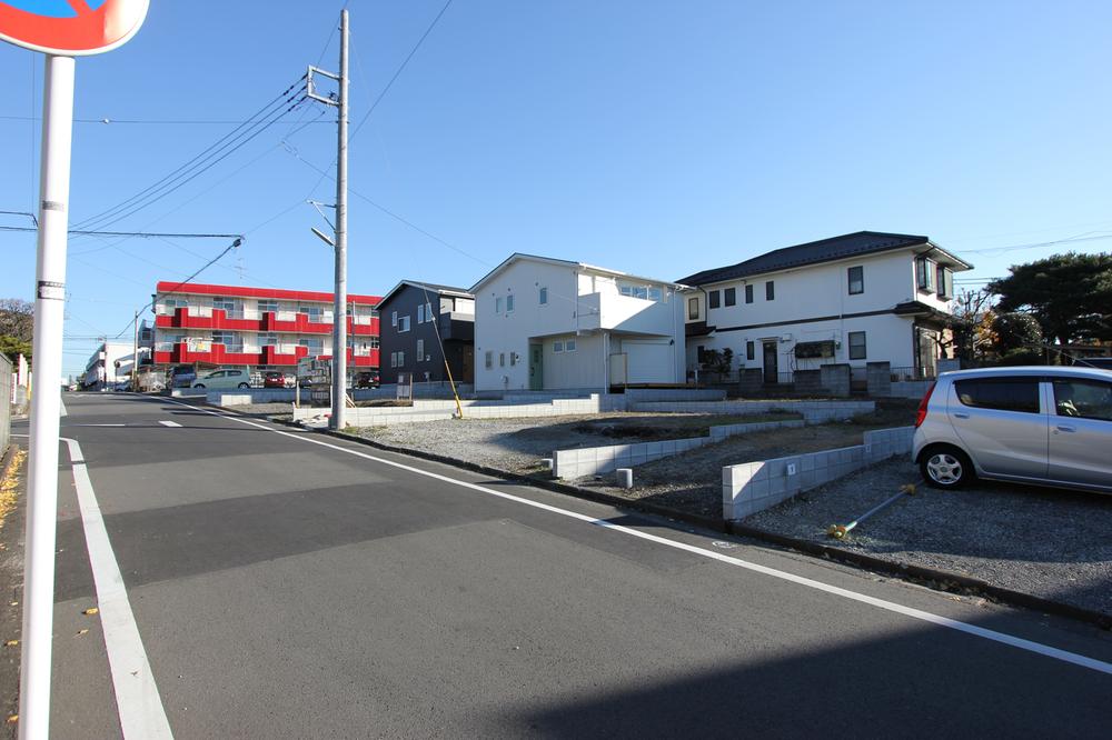 Local photos, including front road. 6m wide front road
