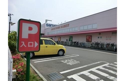 Supermarket. You can use the super Sanwa to 868m everyday shopping to Super Sanwa Vanden shop.