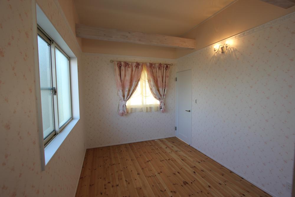 Non-living room. Ceiling is also high to the beam also good atmosphere.