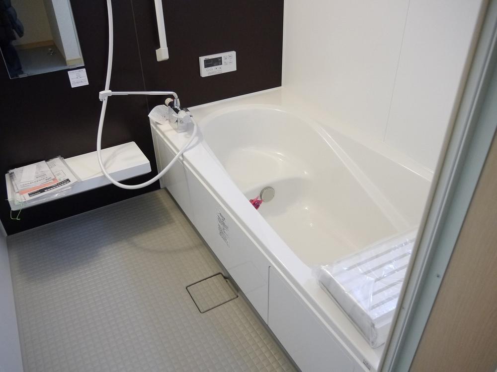 Bathroom. 1 tsubo size ・ Barrier-free type ・ With bathroom dryer