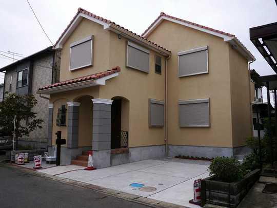 Local appearance photo. Strong earthquake 2 × 4 construction method, Stylish Western-style building of use and roofs Hiroshi tiled solid wood flooring.