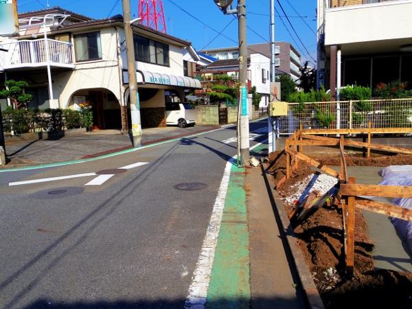 Local photos, including front road. Local (10 May 2013) Shooting Local appearance, including a 1 Building front road