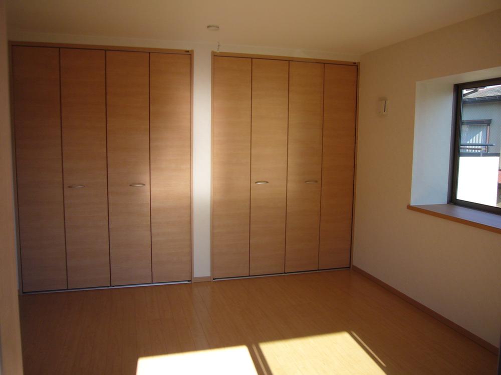 Other. ◇ installed two large storage in the main bedroom of the main bedroom ◇ 8 pledge. There is also a bay window.