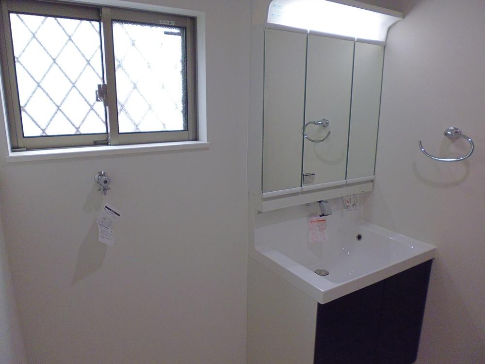 Wash basin, toilet. 1 Building