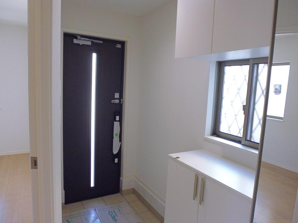 Entrance. 1 Building