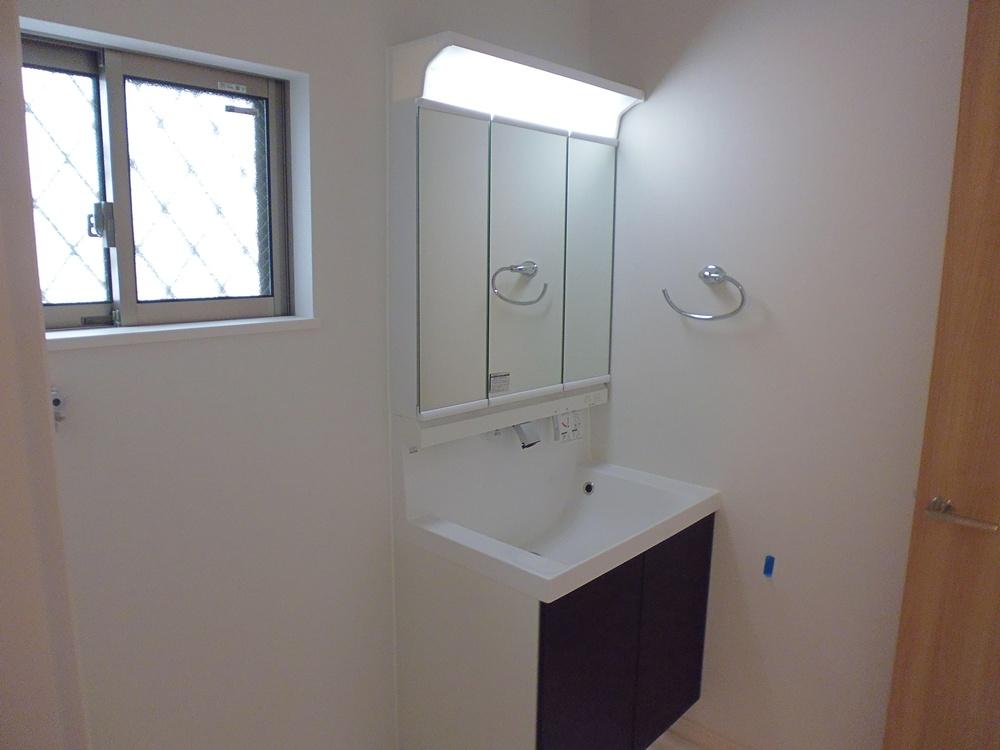 Wash basin, toilet. Building 2