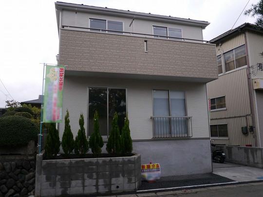 Local appearance photo. Elementary and junior high school 4-minute walk in a quiet residential area, Supermarket ・ Drugstore walk within 10 minutes and the living environment is also good.