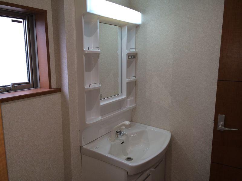 Wash basin, toilet. Independent wash basin