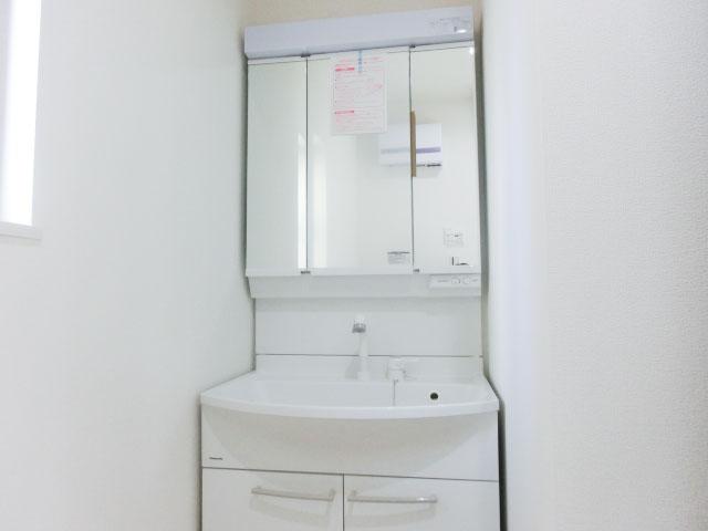 Wash basin, toilet. 1 Building