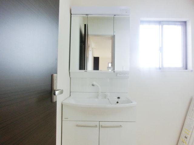 Wash basin, toilet. Building 2