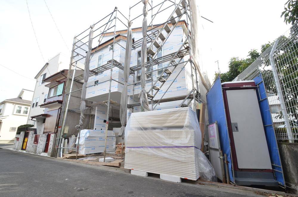 Local photos, including front road. Local (12 May 2013) Shooting