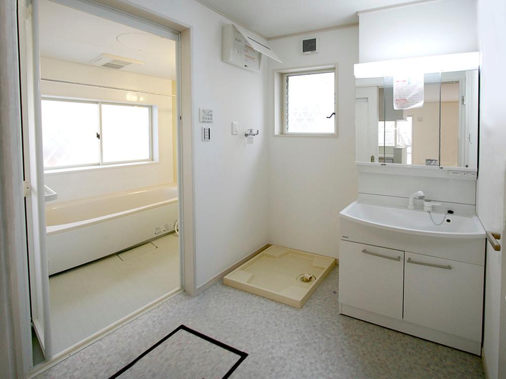 Wash basin, toilet. Building 2 Panasonic made wash basin. bathroom ・ Bathroom is 1 tsubo size.