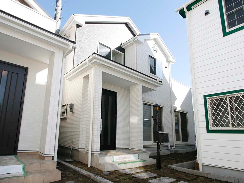 Local appearance photo. 3 Building appearance Siding is a simple image in two colors white to keynote. Local (12 May 2013) Shooting