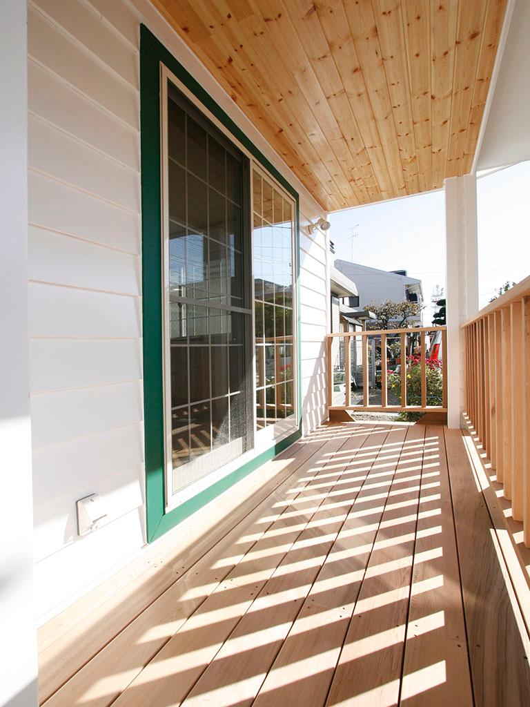 Local appearance photo. 4 Building wood deck Wood deck on the south side is impressive even when viewed from the outside.