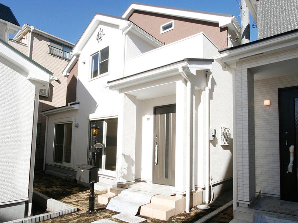 Local appearance photo. Building 2 appearance Siding is a simple image in two colors white to keynote. Local (12 May 2013) Shooting