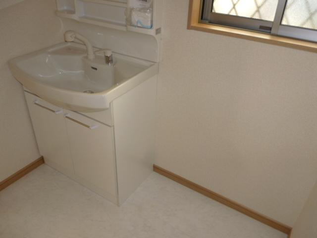 Wash basin, toilet. ( 1 Building)