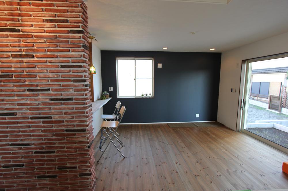 Living. By varying the side wall to install the TV, It was to be the calm atmosphere when sitting on the couch. Down lights in the wall that can dimming also were installed.