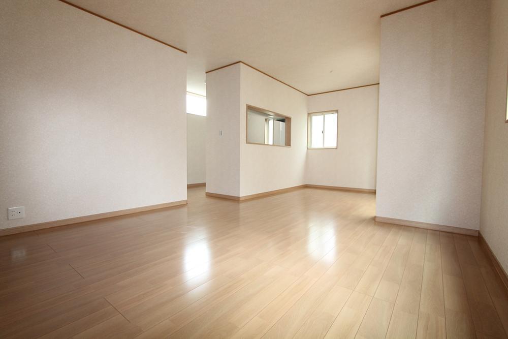 Living. Indoor (10 May 2013) Shooting Spacious living room 17 Pledge