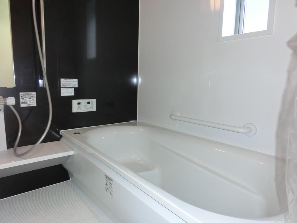 Bathroom. Please heal the fatigue of the day in the bathroom. 