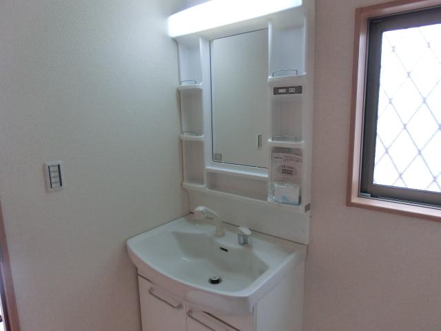 Wash basin, toilet. 1 Building