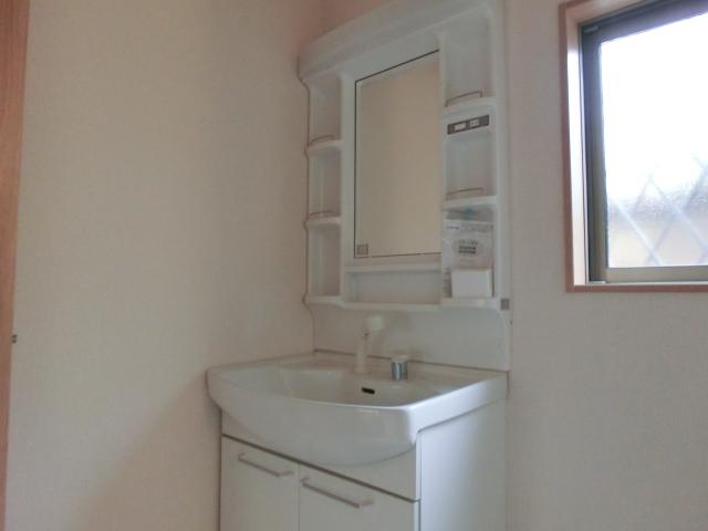 Wash basin, toilet. Building 2