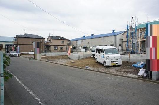 Local photos, including front road. Frontal road