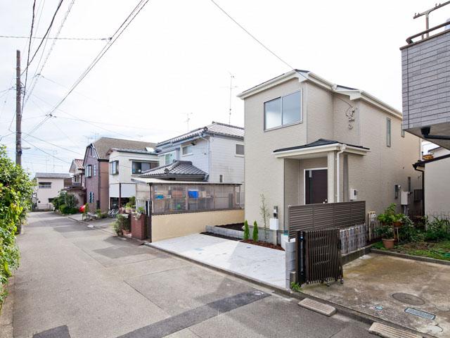 Local photos, including front road. Local (10 May 2013) Shooting