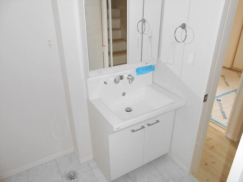 Wash basin, toilet. Indoor (12 May 2013) Shooting Building 3