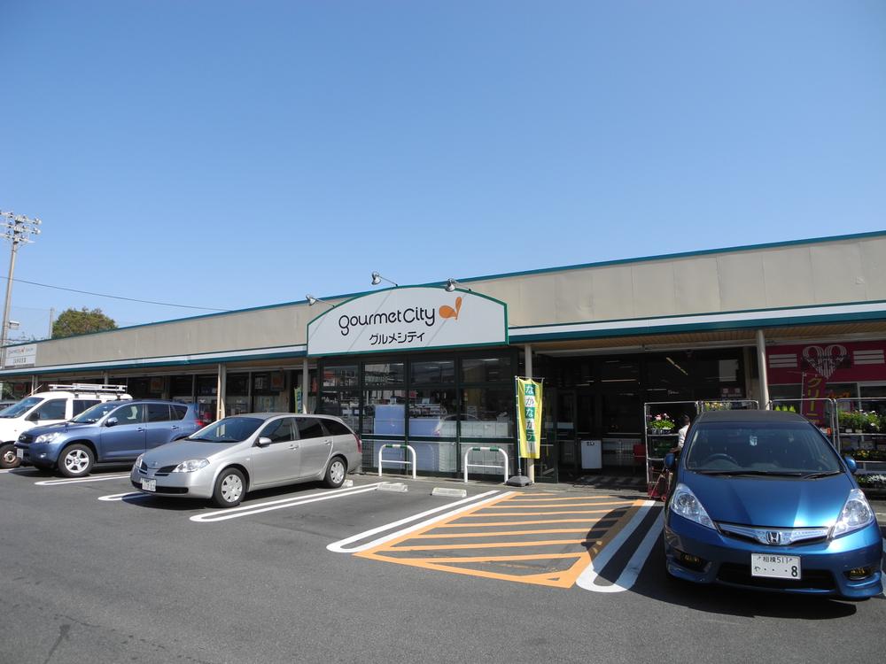 Supermarket. Since the 376m here super until Gourmet City Hikarigaoka store is open 24 hours, It survives on the steep shopping !!
