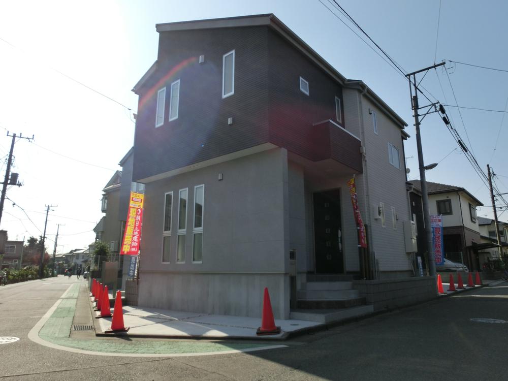 Local appearance photo. This is Building 2 of the corner lot. It still corner lot has feeling of freedom. Please refer to the local means in the field.