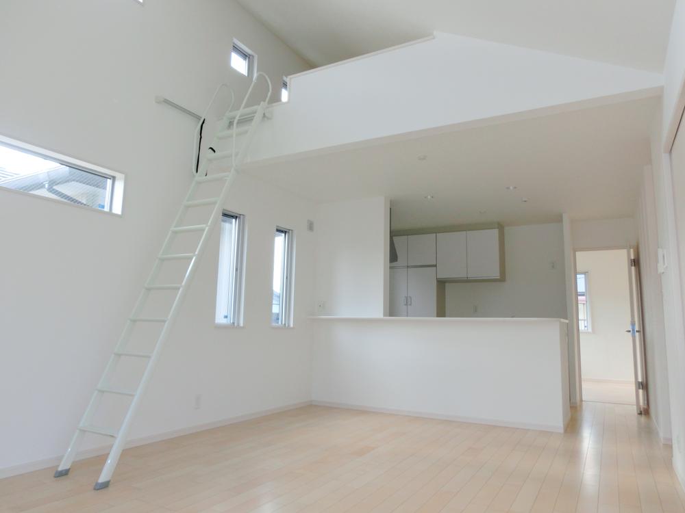 Living. In the living there is also a loft, There is a very feeling of freedom has become a slope ceiling. LD floor heating is also standard equipment. Also impetus conversation of family in a warm living room.