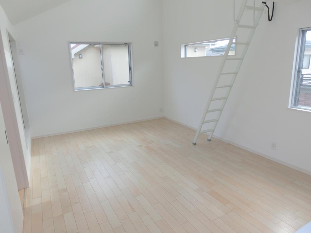 Living. Please taste the moments of family gatherings in the bright living room. There is also a very liberating for the gradient ceiling.