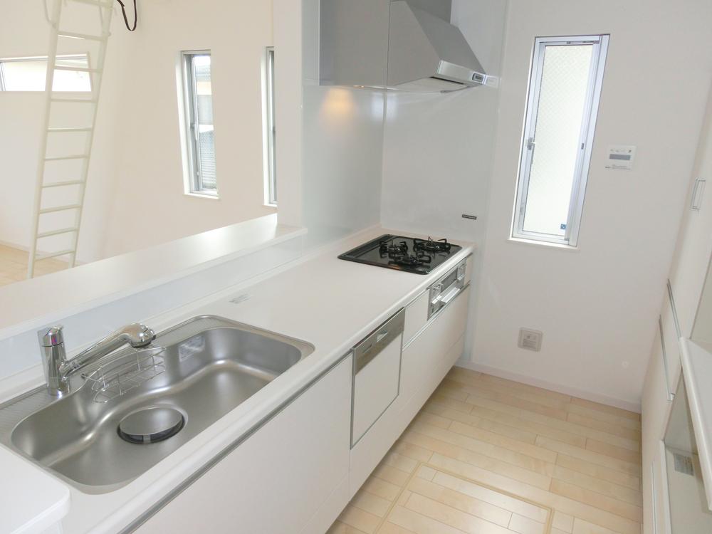 Kitchen. I'm happy face-to-face kitchen to wife. Living is overlooking there is a feeling of freedom, I'd like a delicious cuisine while also conversation.