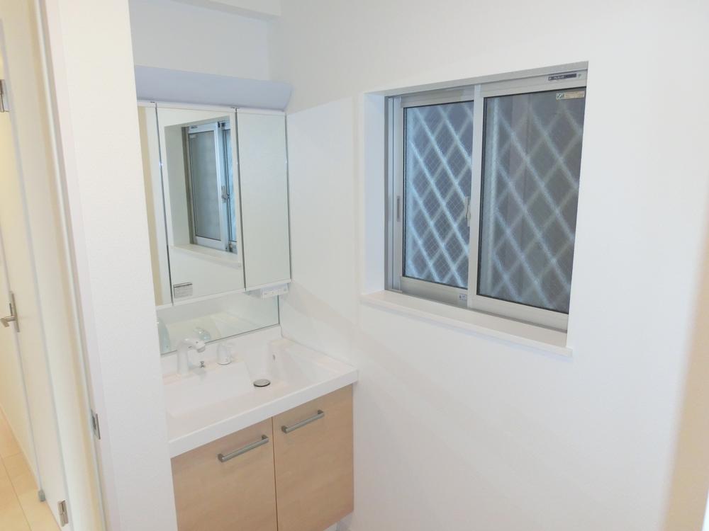 Wash basin, toilet. It is a wash basin with a shower. You can go to work or school busy morning of moments in a refreshing feeling.