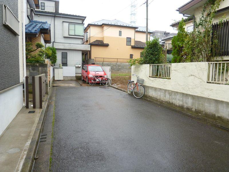 Local photos, including front road. Roads around